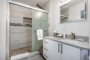 Handtücher, Seife, Toilettenpapier