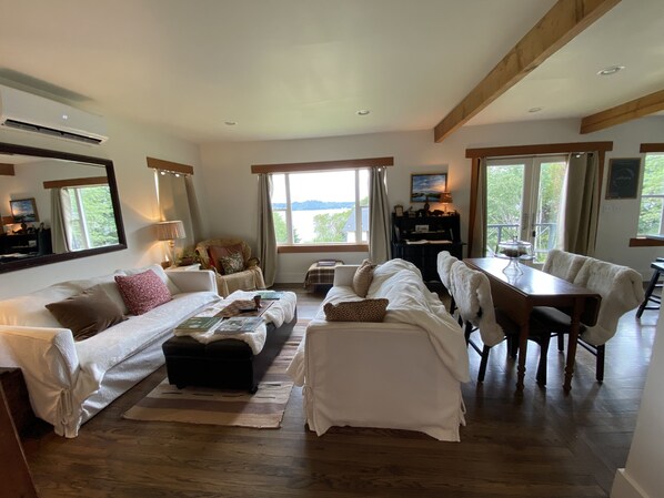 Smart-TV, DVD-Player, Bücher