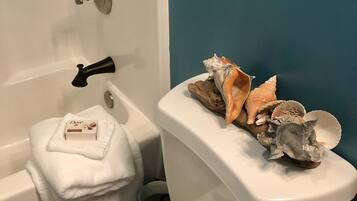 Ensemble douche/baignoire, serviettes fournies, papier toilette
