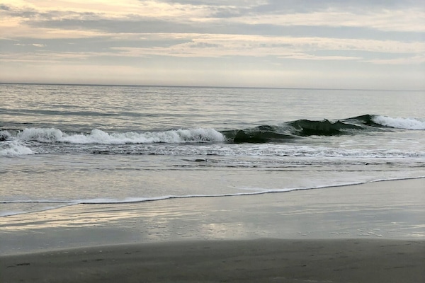 Perto da praia, espreguiçadeiras, toalhas de praia