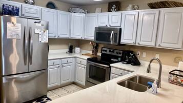 Réfrigérateur, four à micro-ondes, un four, surface de cuisson