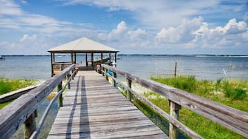 Plage à proximité, chaise longue, serviettes de plage