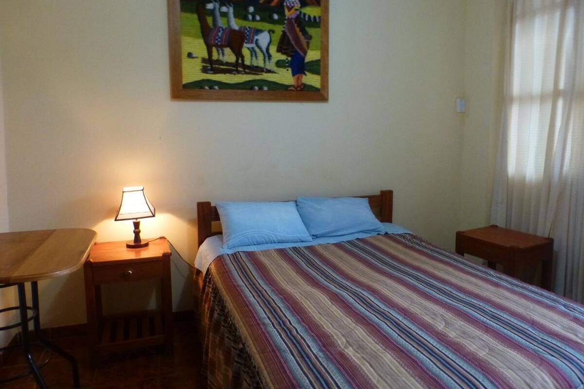Tabla de planchar con plancha, wifi gratis y ropa de cama