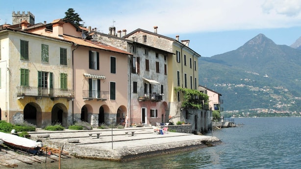 A waterfront building with multiple balconies and a stone dock. - Nice apartment for 3 people with WIFI and TV (Rezzonico)
