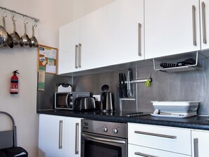 Køkkentøj/tallerkener/redskaber, fryser