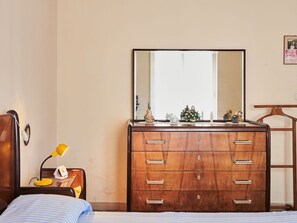 2 camere, culla da viaggio, lenzuola