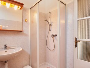 Bathroom - Nice apartment for 6 people with TV and terrace (Calozzo)