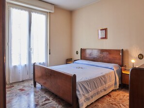 2 bedrooms, travel crib, bed sheets - Nice apartment for 6 people with TV and terrace (Calozzo)