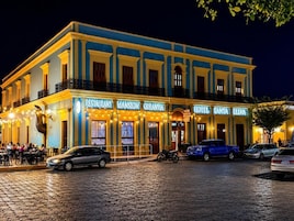 Fachada de la propiedad por la tarde o noche