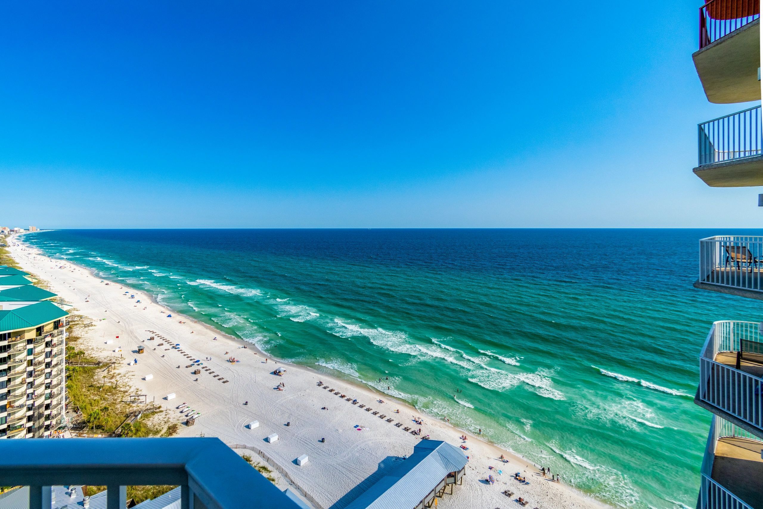 På stranden och solstolar