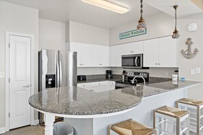 冰箱、微波炉、烤箱、炉灶