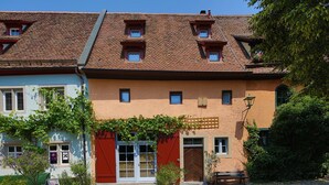 A two-story building with a red roof, multiple windows, and a front door. - Edelzimmer Rothenburg (Rothenburg ob der Tauber)