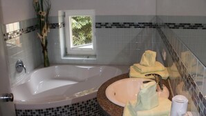 A bathroom with a freestanding bathtub, a sink, and a window. - Edelzimmer Rothenburg (Rothenburg ob der Tauber)