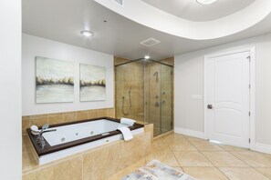 Duschwanne, Whirlpool, Bidet, Handtücher