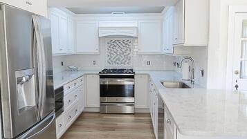 Rumah, Beberapa Tempat Tidur, patio | Dapur pribadi | Lemari es, microwave, kompor, dan mesin pencuci piring