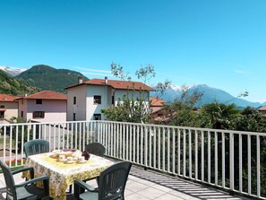 Outdoor dining - Beautiful apartment for 5 guests with WIFI, TV and patio (Dongo)
