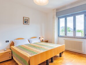 2 bedrooms, iron/ironing board, travel crib, free WiFi - Beautiful apartment for 5 guests with WIFI, TV and patio (Dongo)