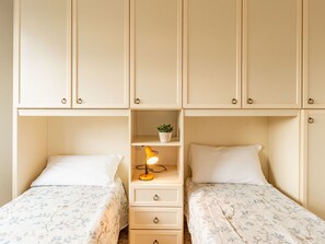2 habitaciones, tabla de planchar con plancha y cuna de viaje 
