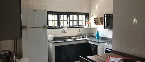 Refrigerador, parrilla de estufa, tostadora y licuadora