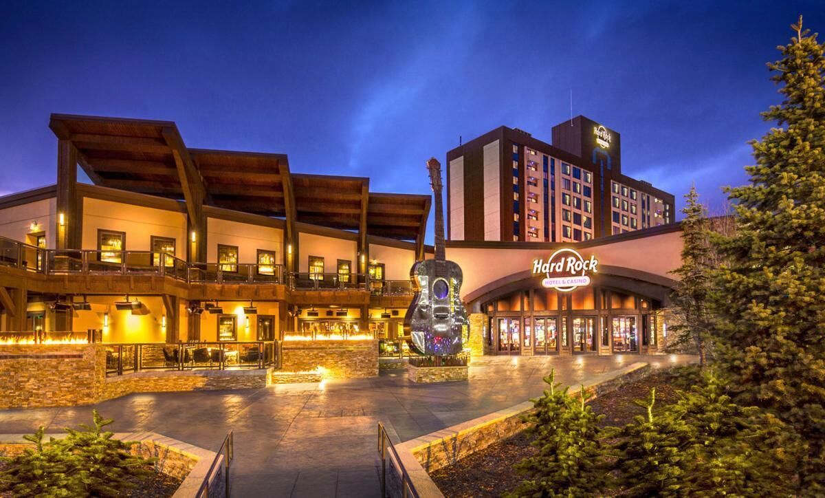 Un hotel Hard Rock con fachada moderna, zona de estar al aire libre y el logotipo de Hard Rock bien visible.