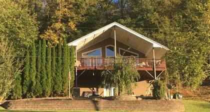 Mountain Bliss......your chalet getaway retreat!! 4BR 2BA with private setting!!