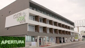 A multi-story hotel with balconies and a sign reading "COSTA Verde Hotel." - Hotel Costa Verde (Veracruz)