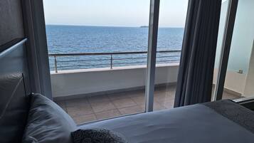 Habitación ejecutiva, 2 camas matrimoniales, balcón, vista al océano | Ropa de cama de alta calidad y caja de seguridad en la habitación