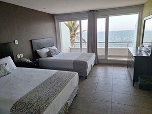 Habitación ejecutiva, 2 camas dobles, balcón, vistas al mar | Ropa de cama de alta calidad, caja fuerte, escritorio y cortinas opacas