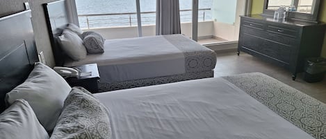 Habitación ejecutiva, 2 camas dobles, balcón, vistas al mar | Ropa de cama de alta calidad, caja fuerte, cortinas opacas y wifi gratis