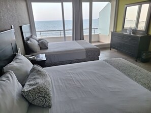 Ropa de cama de alta calidad y caja de seguridad en la habitación 