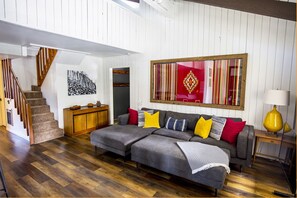 Living area - BEST LOCATION! 3 Bedroom, 2 Bath Condo - Sleeps 8. Walk to Canyon Lodge! (Mammoth Lakes)