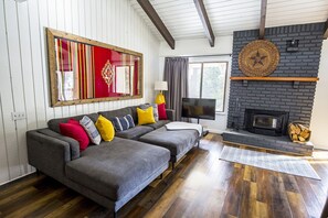 Living area - BEST LOCATION! 3 Bedroom, 2 Bath Condo - Sleeps 8. Walk to Canyon Lodge! (Mammoth Lakes)