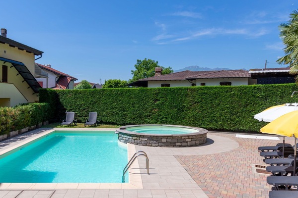 L'Eau, Plante, Propriété, Ciel, Bleu Azur, Piscine, Arbre, Bâtiment, Ombre, Paysage