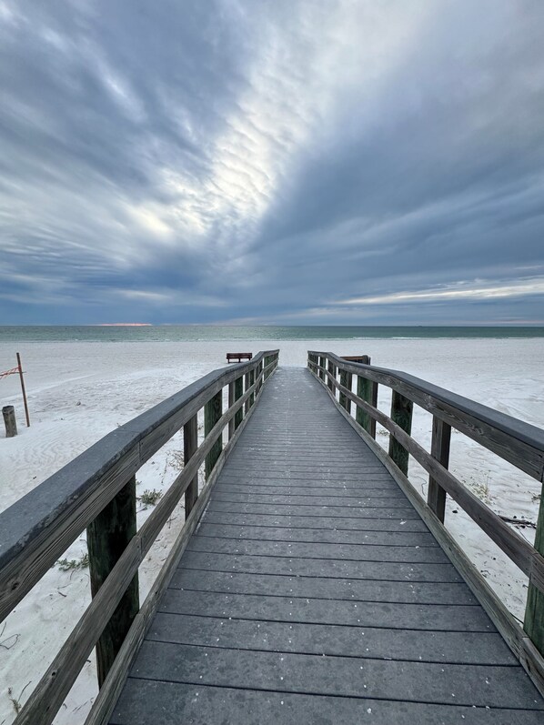 Plage, chaises longues, serviettes de plage