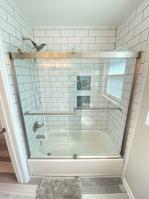 Duschwanne, Haartrockner, Handtücher, Seife