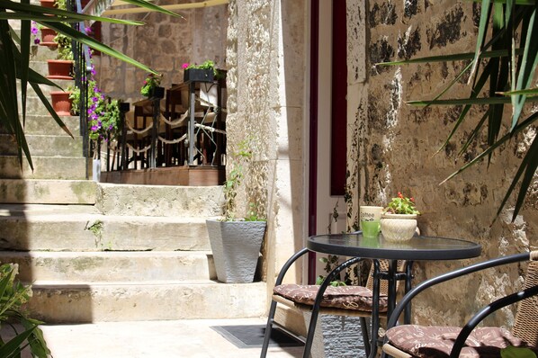 تناول الطعام بالخارج