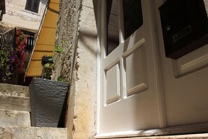 تفاصيل الفندق من الخارج