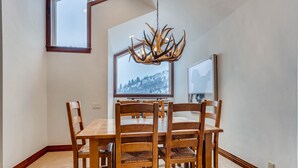 Apartment, Mehrere Betten (Centennial Condo Unit 27) | Speisen