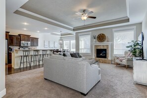 Smart TV, fireplace, video library, offices - *NEW* Charming Meridian, Single Level Home (Meridian)