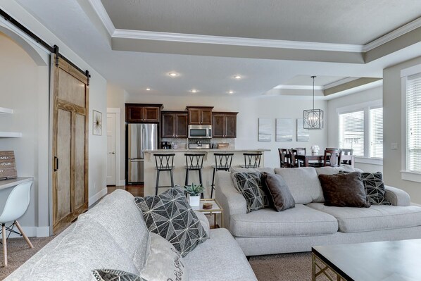 Smart TV, fireplace, video library, offices - *NEW* Charming Meridian, Single Level Home (Meridian)