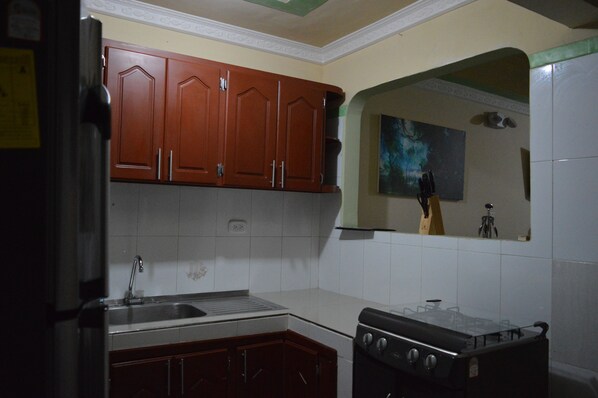 Refrigerador, cafetera y tetera y utensilios de cocina