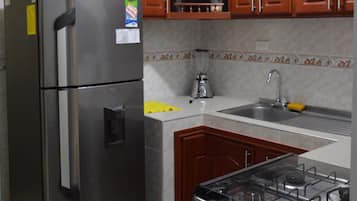Refrigerador, cafetera y tetera y utensilios de cocina