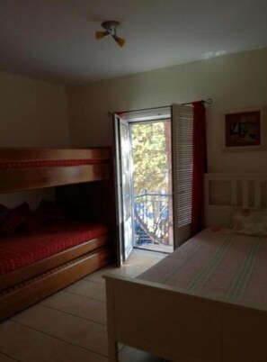 3 bedrooms, iron/ironing board, free WiFi, bed sheets