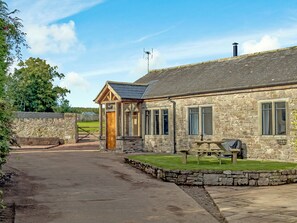 Outdoor dining - The Chicken Coop - UK12137 (Hewelsfield, near Lydney)