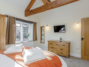 2 bedrooms, free WiFi, bed sheets - The Chicken Coop - UK12137 (Hewelsfield, near Lydney)