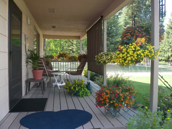 Terrace/patio - GUEST CABIN IN THE WOODS (Bigfork)