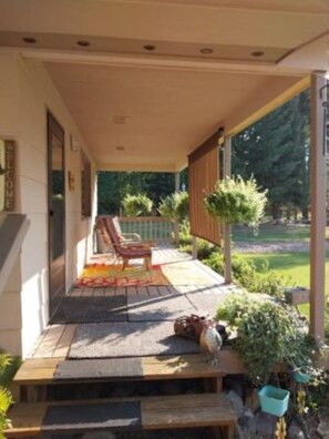Terrace/patio - GUEST CABIN IN THE WOODS (Bigfork)