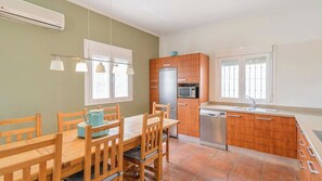 ثلاجة، ميكروويف، موقد طهي مسطح، غسالة أطباق