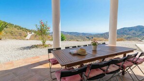 تناول الطعام بالخارج