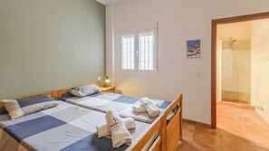 4 عدّة غرف نوم ومكواة/لوح كي وسرير سفر وواي فاي